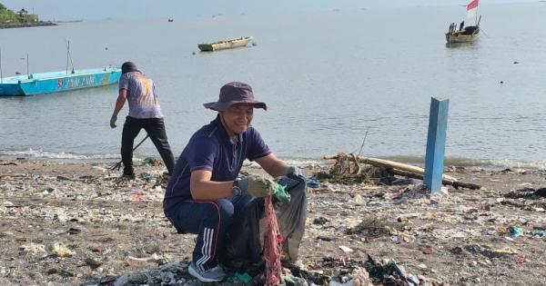 Sambut Hari Lingkungan Hidup Sedunia, PLN Indonesia Power Grati Gelar Aksi Bersih Pantai di Pasuruan
