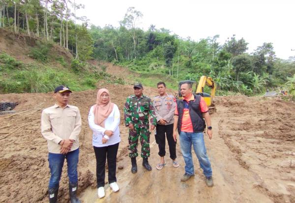Wabup Tuti Tinjau Langsung Lokasi Longsor di Selajambe, Dorong Percepatan Pembukaan Akses Jalan
