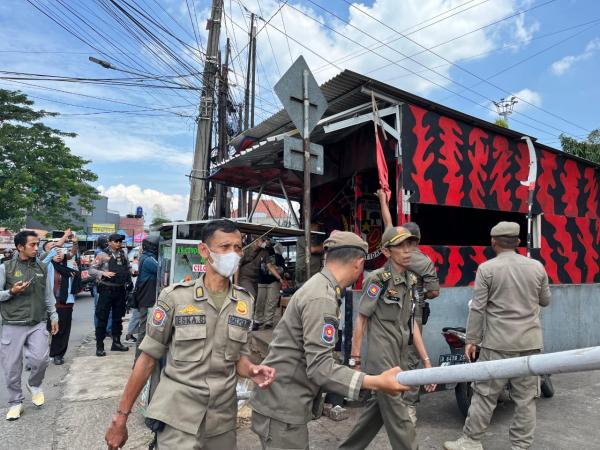 Posko Ormas di GDC Dibongkar Satpol PP, Warga Depok Kegirangan
