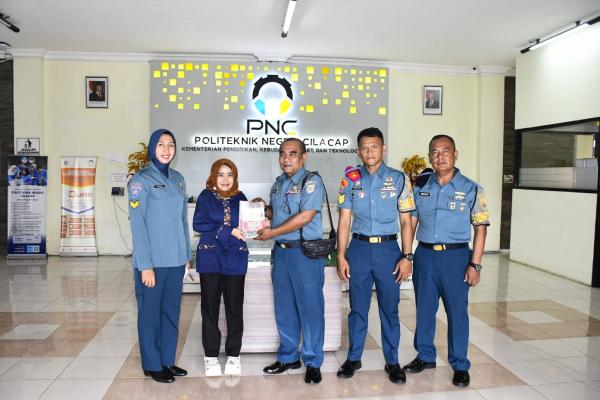 Lanal Cilacap Distribusikan Buku “Bumi Hangus Cilacap 1947” ke Sekolah dan Kampus