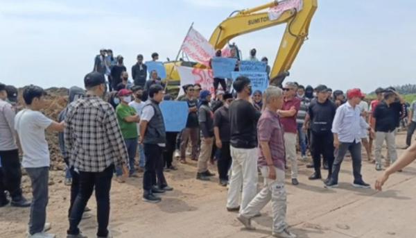 Debu dan Truk Ganggu Aktivitas Sehari-hari, Warga Serang Demo Proyek Pabrik