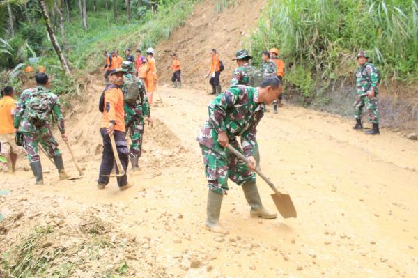 Longsor Trenggalek: Enam Warga Hilang dan Puluhan Dievakuasi