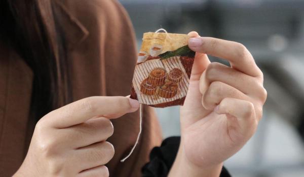 Kreatif! Mahasiswa DKV Ubaya Sulap Ratusan Kantong Teh Bekas Jadi Karya Seni