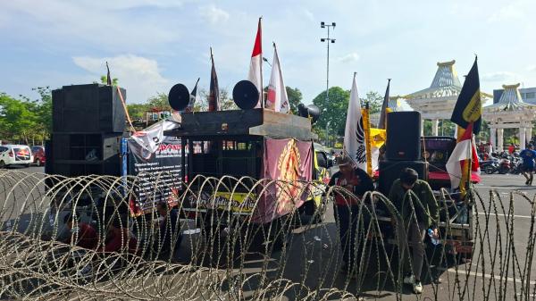 Ribuan Driver Ojol Demo di Kantor Gubernur Jatim, Tuntut Penurunan Potongan Aplikasi-Kenaikan Tarif