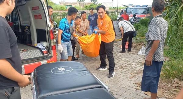 Gempar! Mayat Pria Misterius Tergeletak di Jalan Jombang, Korban Sempat Beli Air Mineral