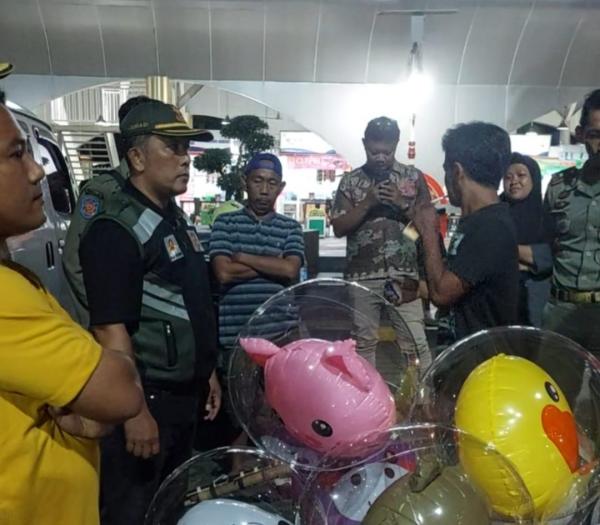 Ketegangan Warnai Penertiban PKL Alun-alun Kebumen, Tiga Pedagang Diamankan