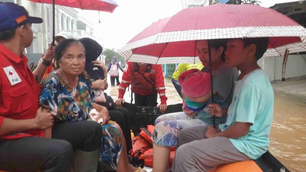 Evakuasi Dramatis di Tengah Banjir Sukaresik, Bayi 2 Bulan dan Lansia Berhasil Diselamatkan