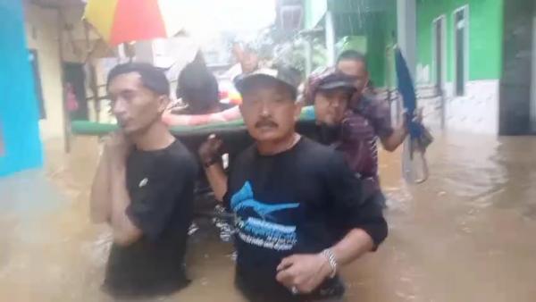 Evakuasi Warga yang Sakit di Tengah Banjir Sukaresik Tasikmalaya, Petugas Gunakan Tandu