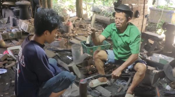 Perajin Golok dan Pisau di Lebak, Kebanjiran Pesanan Jelang Puncak Idul Adha