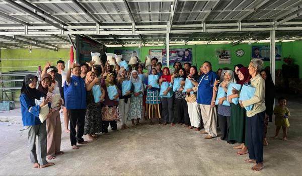 Wilma Fadli salurkan Bantuan Beras dari Anggota DPR RI Irham Jafar Lan Putra ke Masyarakat