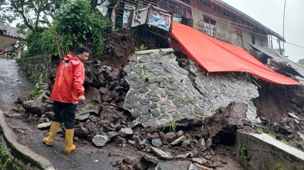 Dampak Cuaca Ekstrem, TPT Ambruk Rusak Rumah Warga dan Fasilitas Umum di Bungursari Tasikmalaya
