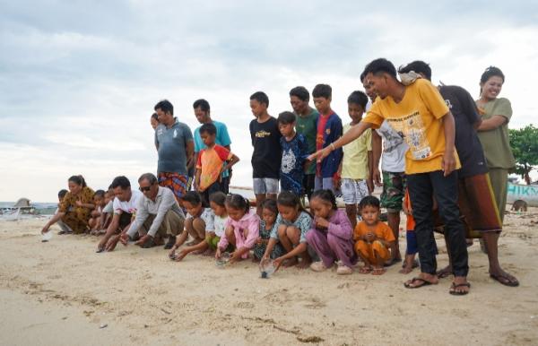 Mendidik Generasi Peduli Laut: Anak-Anak Ikuti Pelatihan Terumbu Karang dan Pelepasliaran Tukik