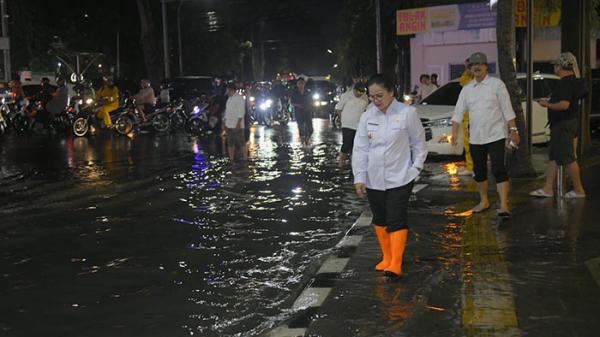Hujan Lebat, Agustina Wali Kota Semarang Tinjau Rumah Pompa Pastikan Genangan Segera Surut