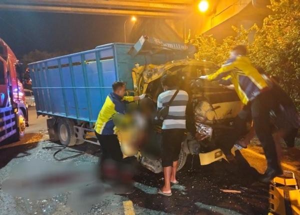 Truk Tabrak Kendaraan Parkir di Gayam Bojonegoro, Warga Tuban Meninggal di Tempat