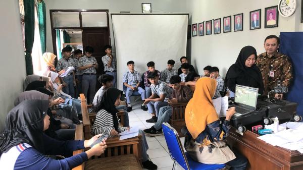 Ratusan Pelajar Serbu Disdukcapil Ciamis untuk Rekam e-KTP