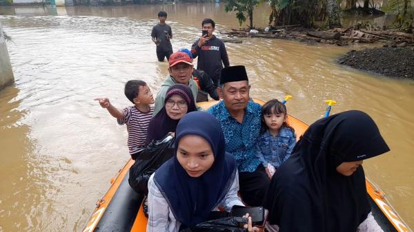 Banjir Sukaresik Tasikmalaya Belum Surut, Petugas Evakuasi Siswa Gunakan Perahu Demi UAS