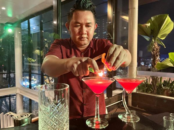 Allan Septiana, Mixologist Berbakat yang Siap Ubah Suasana Bar di Brits Hotel Karawang