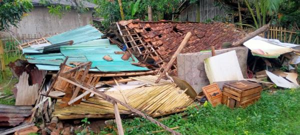Akibat Hujan Deras, Rumah seorang Janda di Kecamatan Warunggunung Ambruk