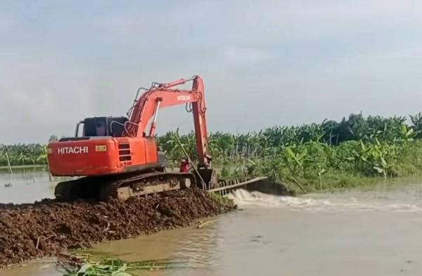 Penanganan Tanggul Jebol Dimulai, Alat Berat Dikerahkan di Bonang
