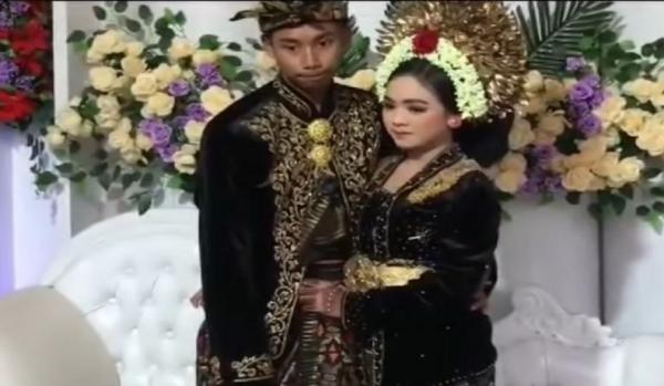 Viral, Video Pernikahan Sepasang Pengantin di Bawah Umur, Tampangnya Masih Unyu-Unyu Bingit! 