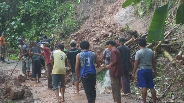 Akses Jalan Antar Dusun di Pamarican Ciamis Lumpuh Total Tertutup Longsor