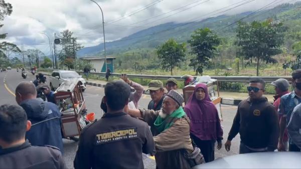 Ricuh di Jalur Puncak, Anggota Satpol PP Kena Bogem saat Tertibkan PKL 