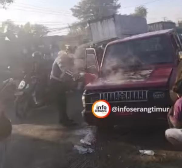 Breaking News! Mobil Terbakar di Tengah Kemacetan Ciagel- Serang, Polisi Gercep Padamkan Api