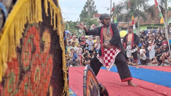 Ribuan Warga Tumpah Ruah Saksikan Jathilan di Depan Toko Abba Pudakpayung