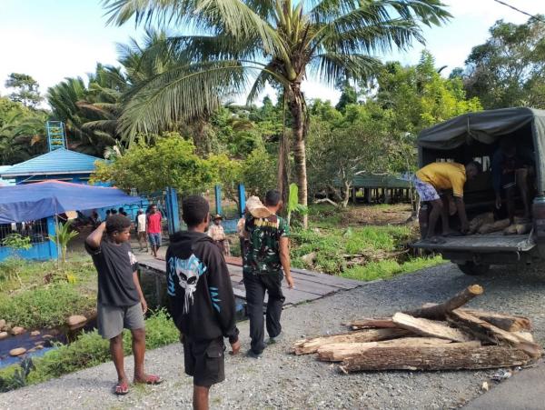 Turut Berbela Sungkawa, Personel Satgas TMMD Melayat Sembari Membantu Warga yang Berduka 