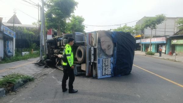 Truk Terguling di Jalan Gajah Mada Bojonegoro, Begini Kronologinya