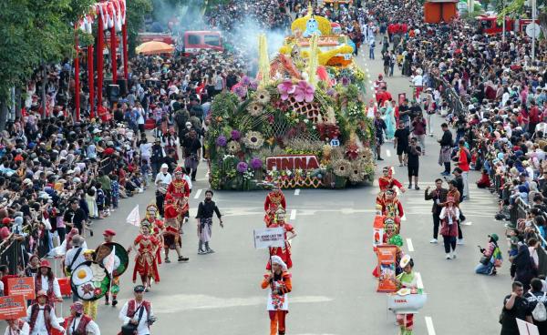 FINNA Hadirkan Mobil Hias Bertema Dewi Sri di Parade Bunga Surabaya Vaganza 2025
