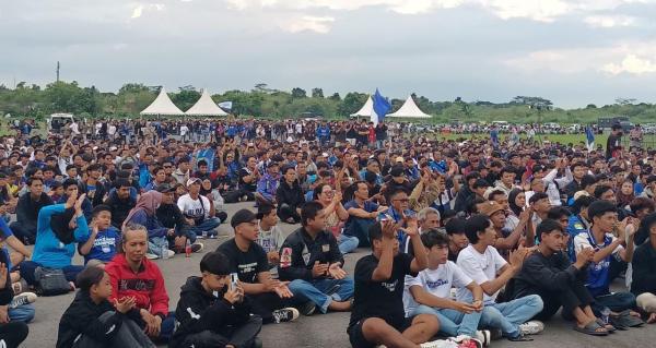Lautan Bobotoh Padati Nobar Persib vs Persis Solo di Lanud Wiriadinata Tasikmalaya