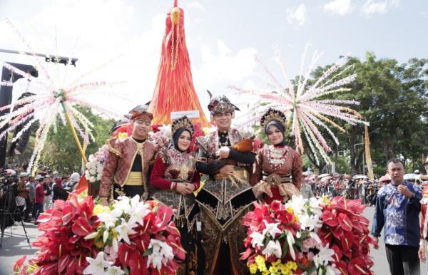 Parade Surabaya Vaganza 2025 Dibuka Teatrikal Legenda Sawunggaling, Wali Kota Eri Tampil Memukau