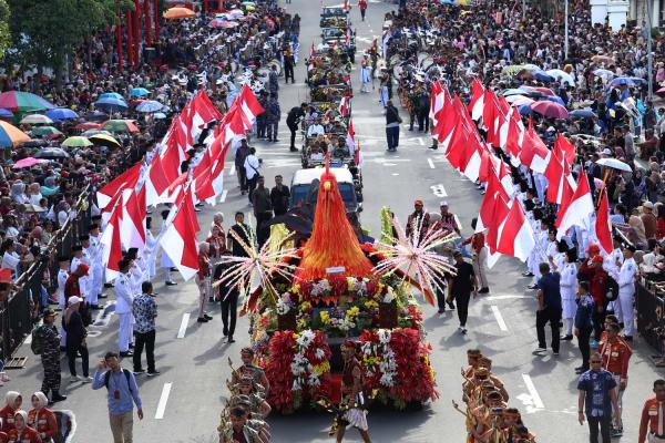Kemeriahan Parade Surabaya Vaganza 2025