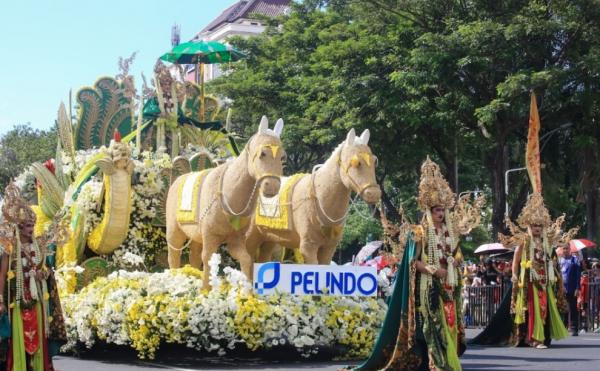 Pesona Nyi Roro Kidul di Mobil Hias Pelindo Meriahkan Surabaya Vaganza 2025, Angkat Isu Lingkungan