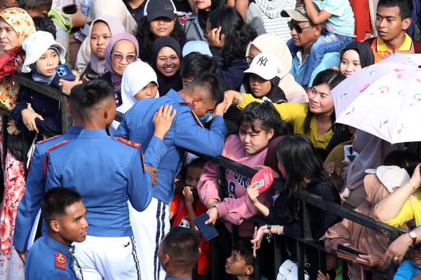 Parade Surabaya Vaganza 2025 Jadi Momen Taruna AAL Reuni Singkat dengan Keluarga