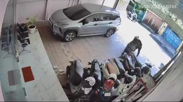 Viral! Aksi Pencurian Motor di Depan Salon Kecantikan Jombang Terekam CCTV, Pelaku Dua Orang