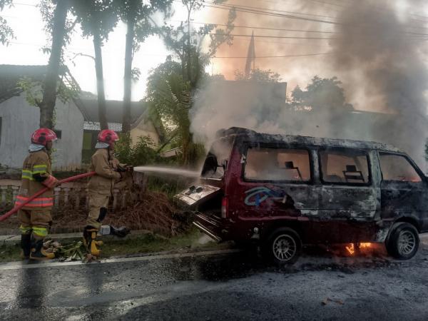 Mobil Suzuki Carry Terbakar di Temayang Bojonegoro, Ini Dugaan Penyebabnya