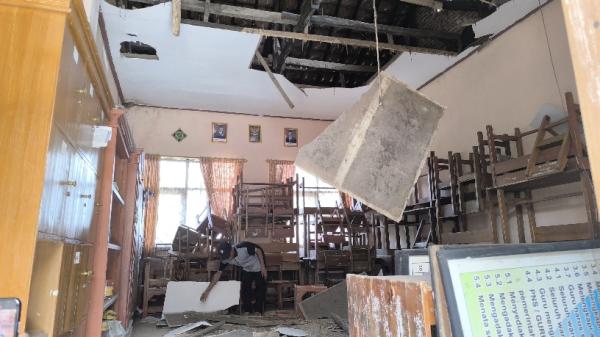 Plafon Ruang Guru SDN Leuwikidang Ambruk Usai Hujan Deras, Warga Minta Pemkot Tasikmalaya Bertindak