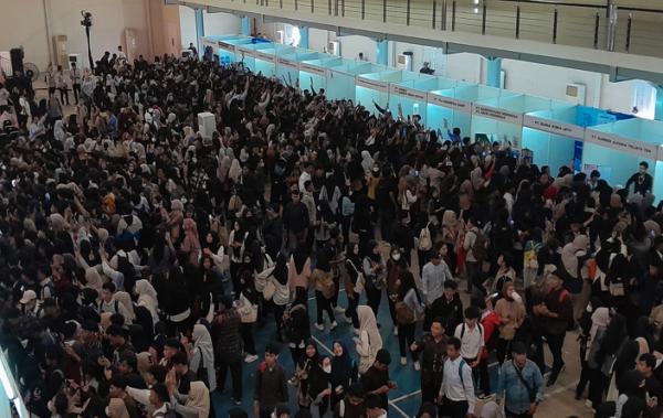Berebut 2.200 Lowongan di Job Fair Bekasi, Puluhan Ribu Pencari Kerja Antre sejak Dini Hari