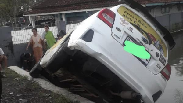 Mobil Taksi Online Nyaris Masuk Kolam Ikan di Indihiang Tasikmalaya