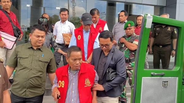 Kejati Kalteng Serahkan Tiga Tersangka Korupsi IUP Barito Utara ke Jaksa Penuntut Umum