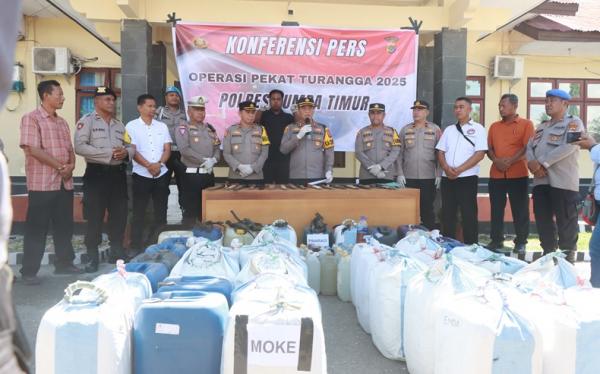 Operasi Pekat Turangga 2025: Polres Sumba Timur Sita 1.700 Liter Miras dan 19 Sajam