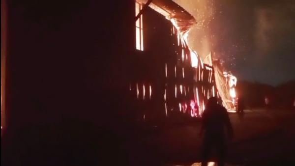 Gudang Palet di Krian Ludes Dilalap Api, Kerugian Ratusan Juta!