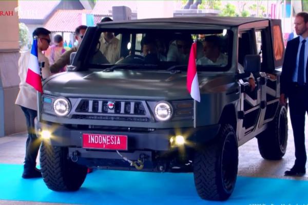 Momen Prabowo Sopiri Macron Naik Mobil Maung Keliling Kompleks Akmil Magelang