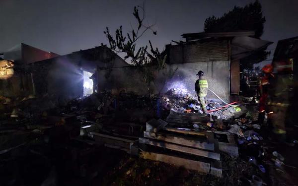 Gudang Daur Ulang Bersebelahan dengan Kuburan di Margahayu Ludes Terbakar Disertai Ledakan