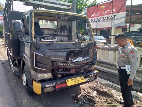 Truk Muatan Ayam Seruduk 6 Motor di Jombang, 1 Orang Terluka dan Ayam Berserakan di Jalan