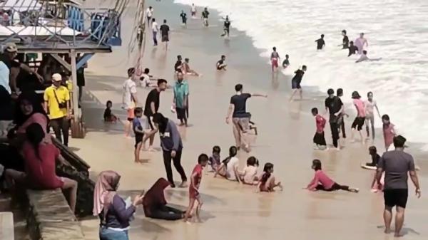 Pantai Anyer Mulai Ramai Pengunjung! Libur Panjang Jadi Momen Favorit Keluarga Cari Healing