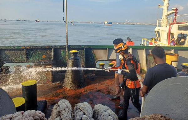 Kapal Kargo Terbakar di Perairan Gresik, ABK Selamat