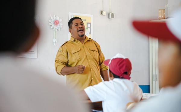 Menyalakan Pelita Harapan! Kisah Raco, Guru di Pulau Terpencil